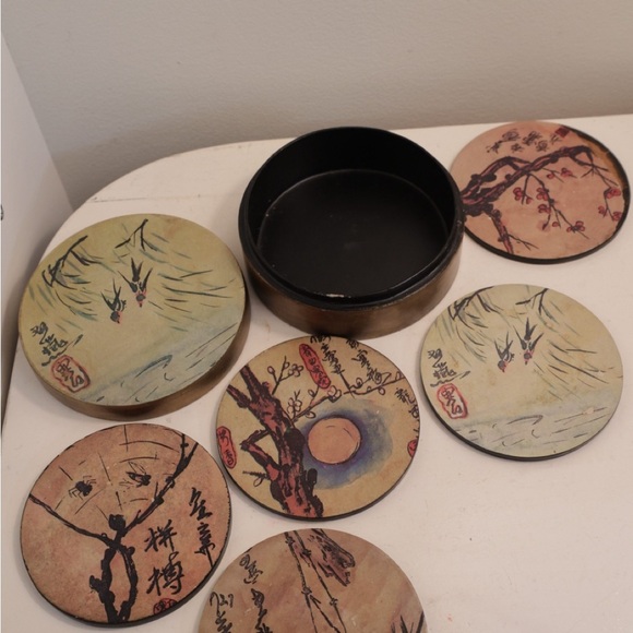 Coasters vintage Asian Round Decorative Box with Bird Design and coasters inside - Picture 3 of 5